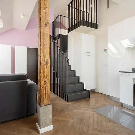 Modern Close To River * Πράγα